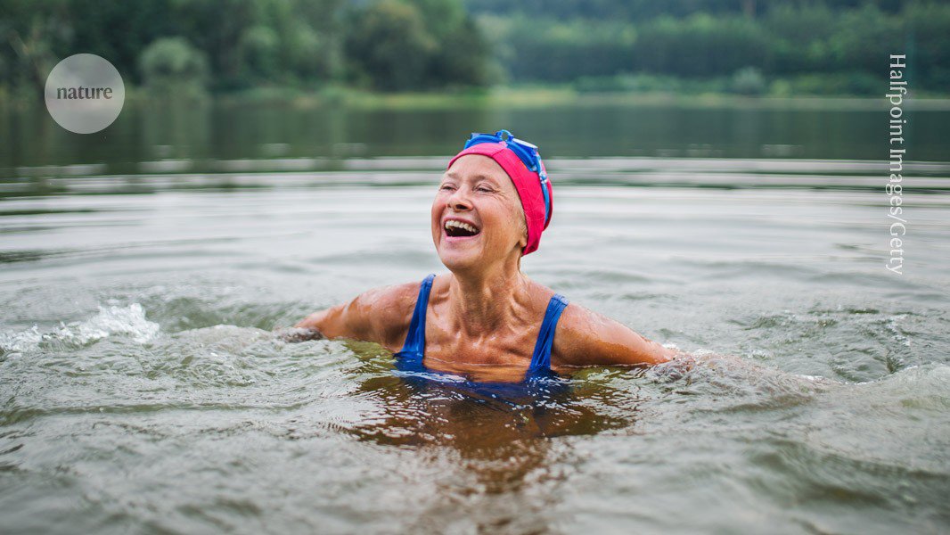 En person som holder en håndfull multivitaminkapsler