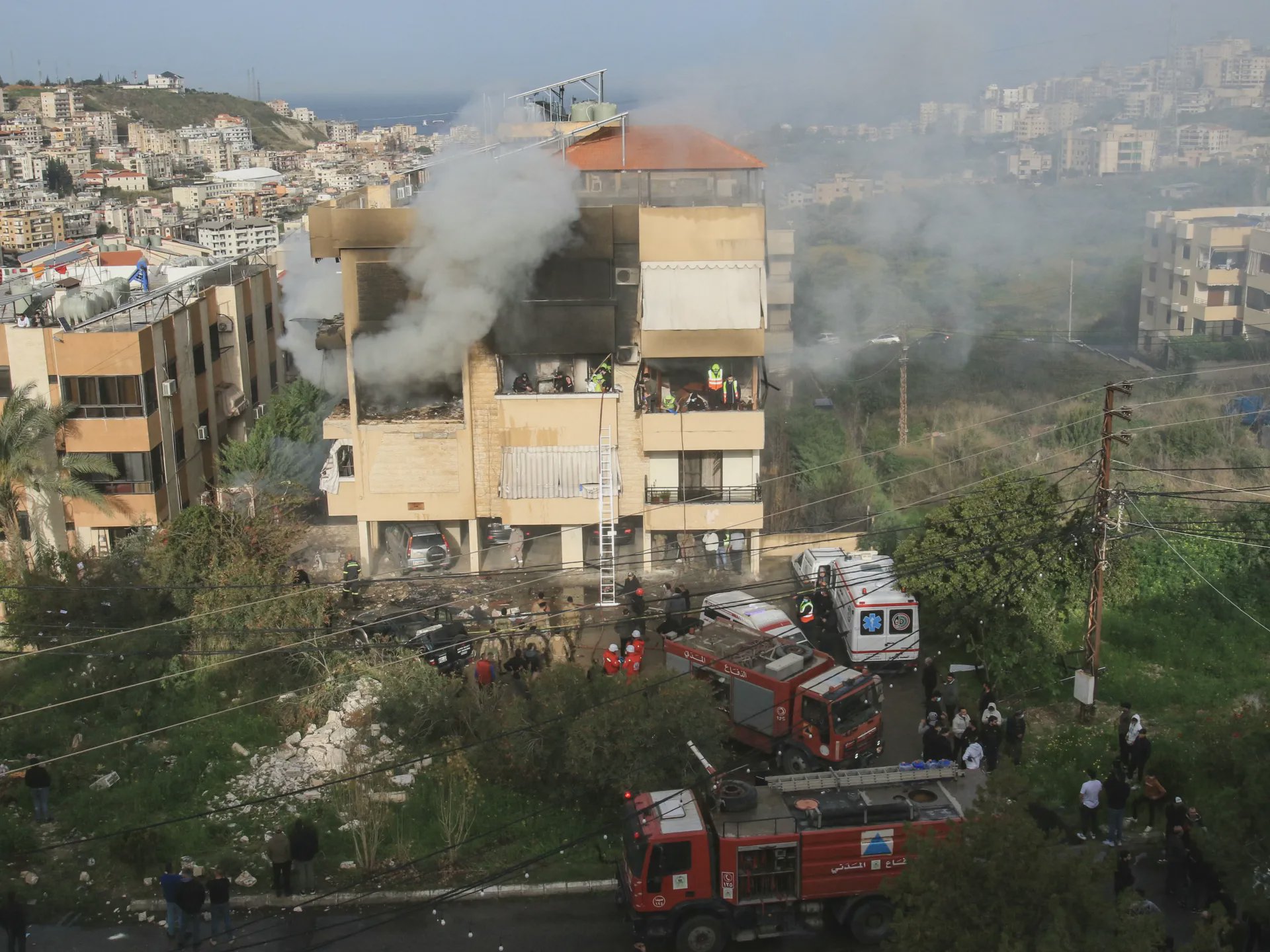 海灣地區遭受襲擊後濃煙升上半空