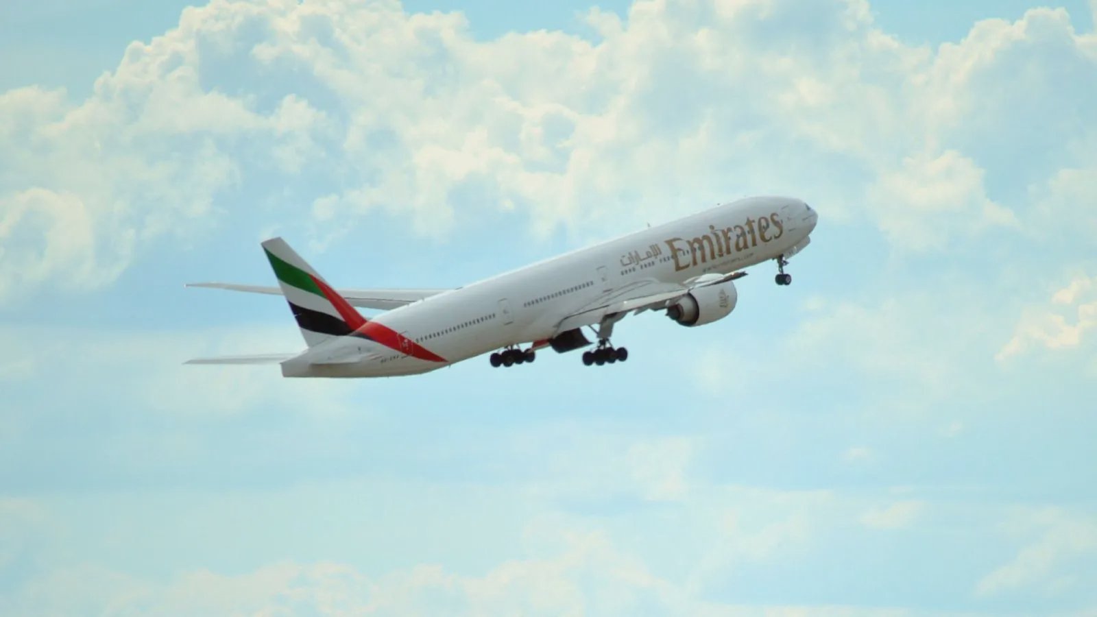 Flygplan från emiratiska flygbolag på flygplatsen