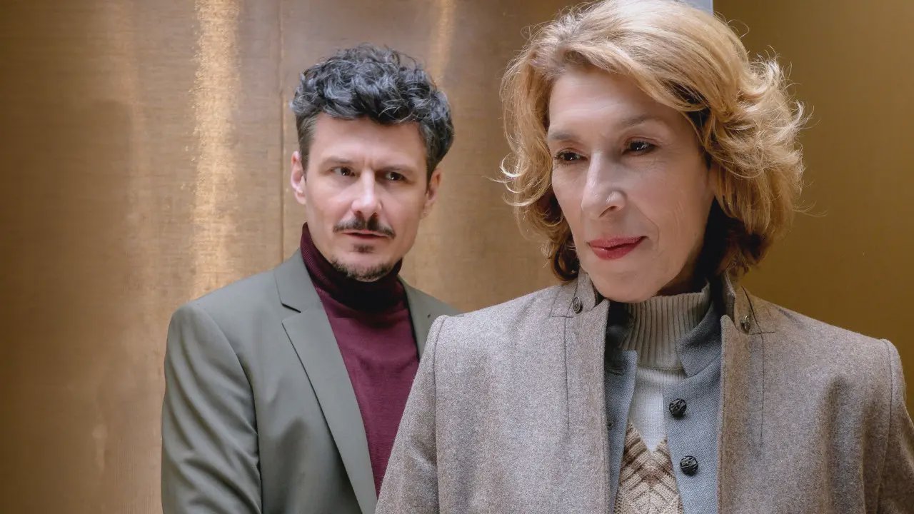 أديل نيوهاوسر ومانويل روبي في فيلم بلا عيب