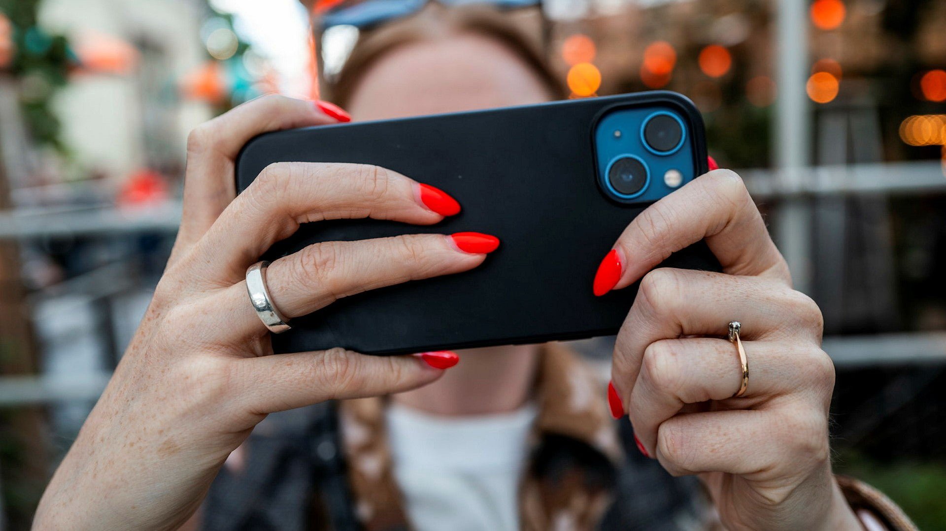 경고 표시가 있는 아이폰