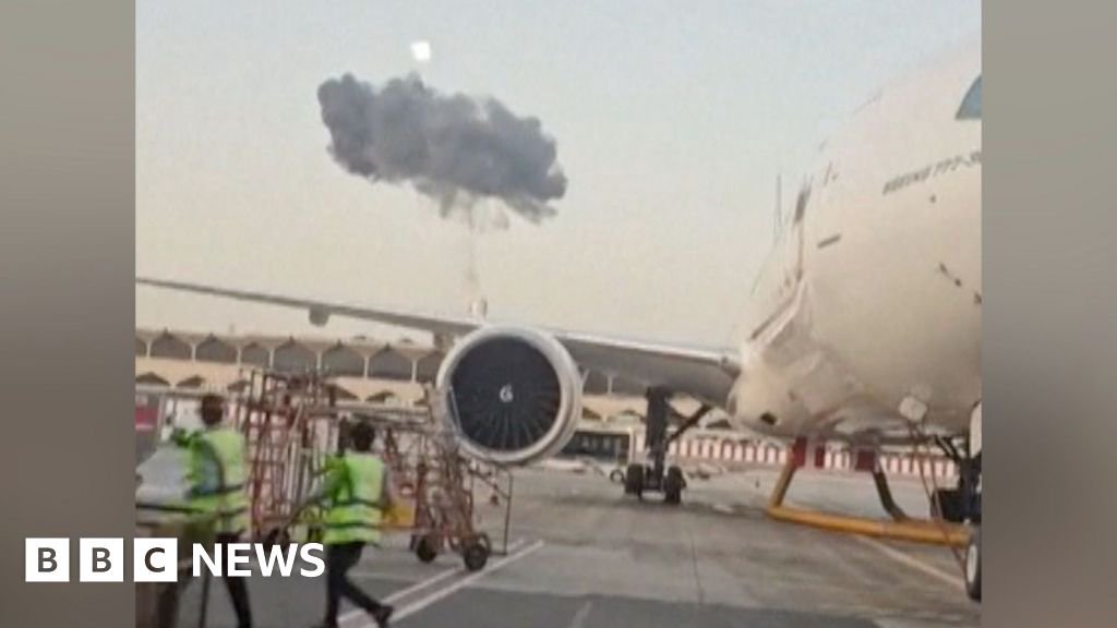 Røg stiger op nær Dubai lufthavn