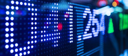 Wolfram-gruvearbeider betjener tung maskin