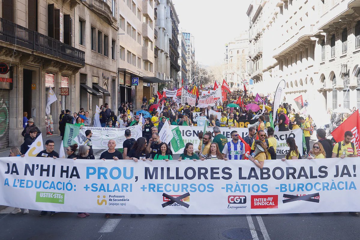 Teachers protesting in downtown Barcelona