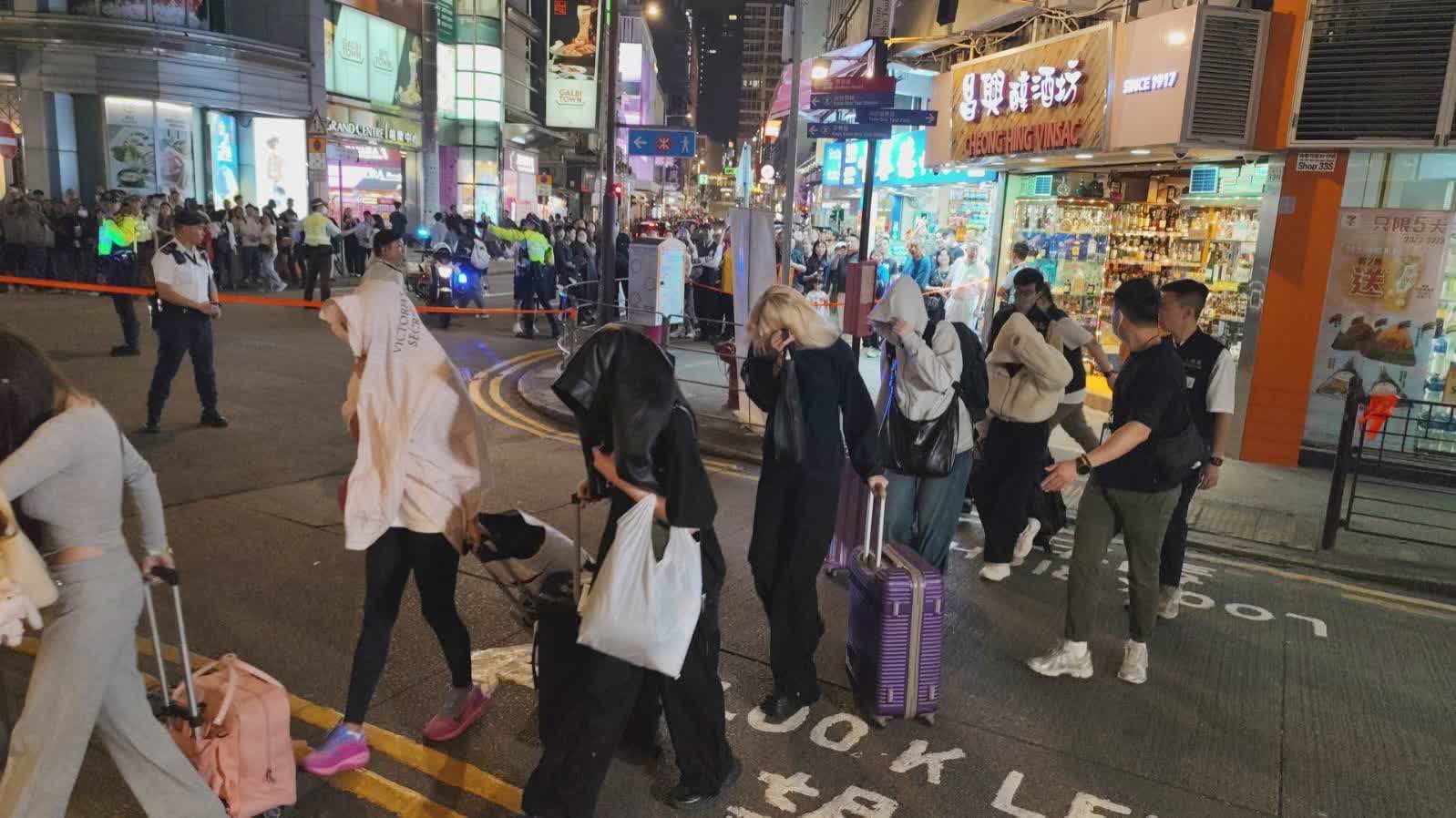 شارع تسونغ تسا وان يعج بالمارة اليوم