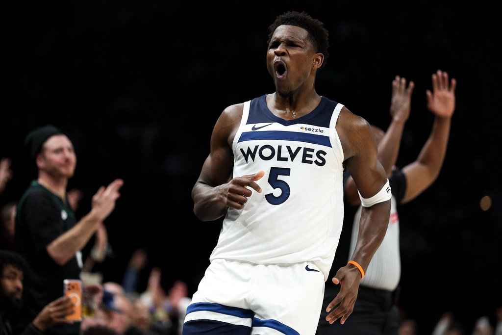 لحظات حماسية من مباراة الثاندر وتيمبروولفز