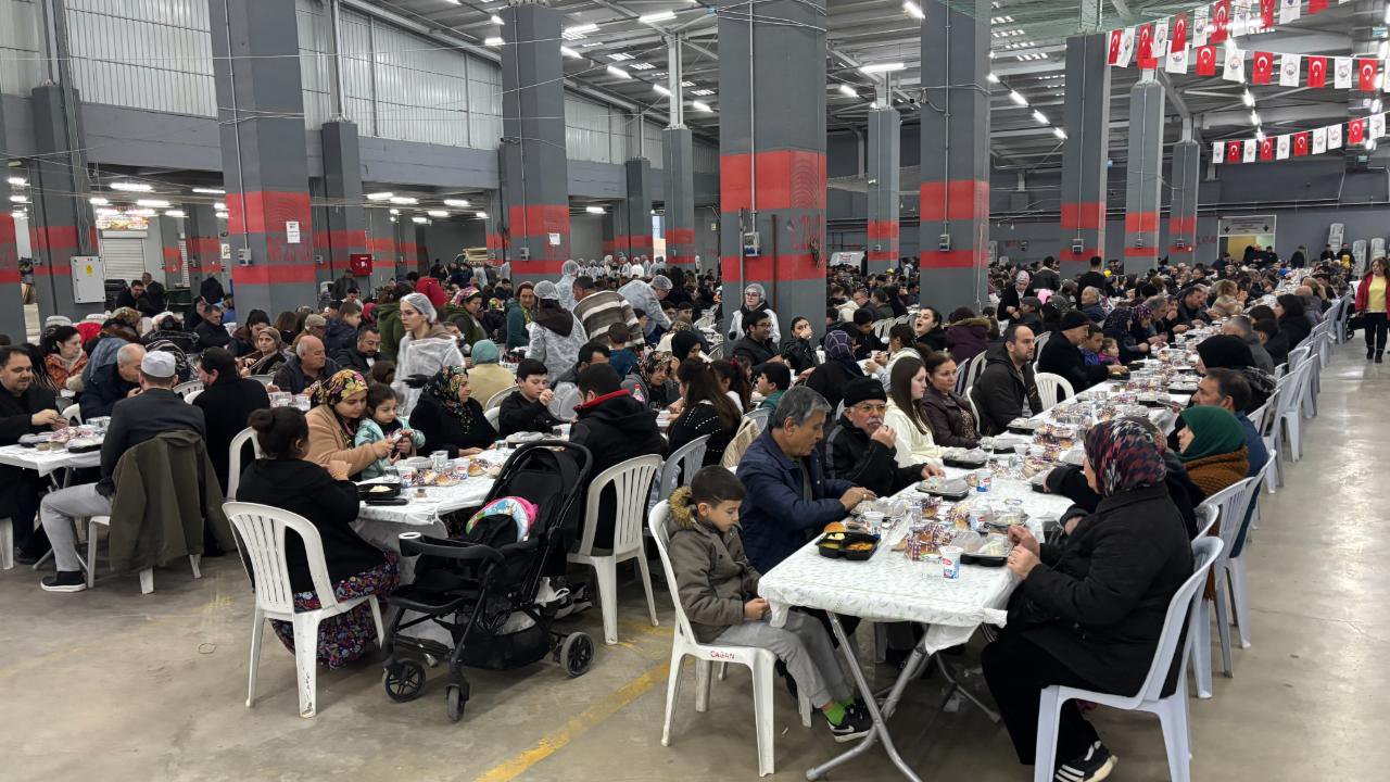 آلاف الأشخاص مجتمعون لتناول الإفطار الجماعي في إزين