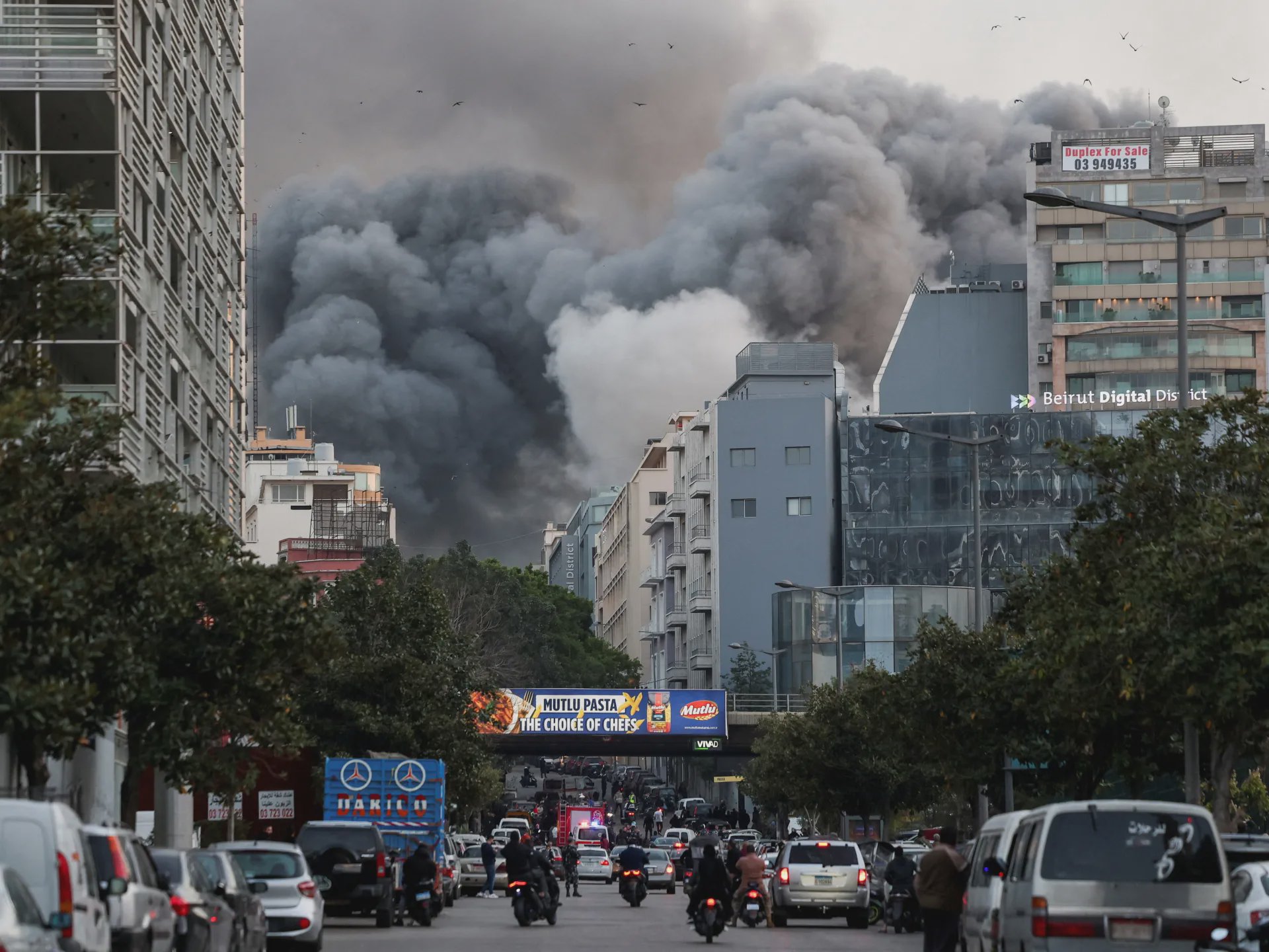 Fumaça sobe após ataque com míssil iraniano no Oriente Médio