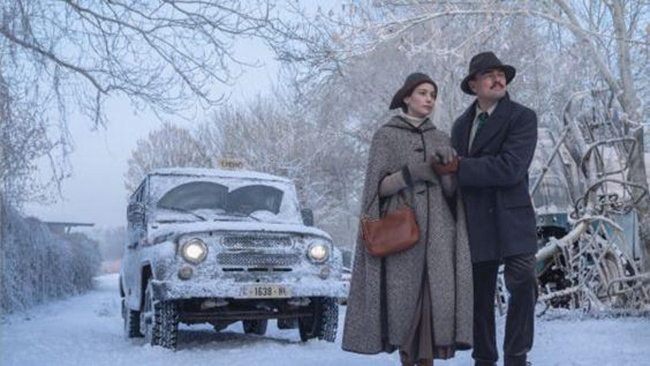 Leonardo DiCaprio and Martin Scorsese on set