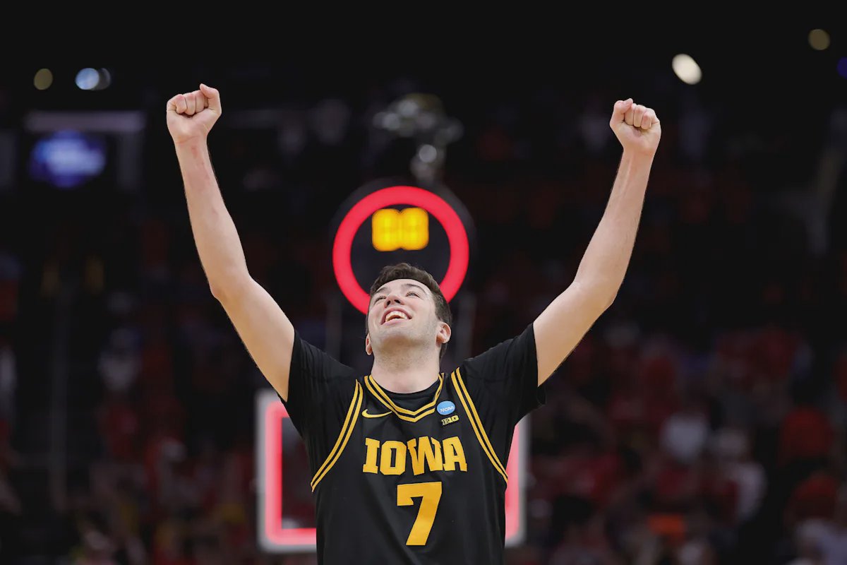 Iowa Hawkeyes -joukkue juhlii voittoaan Nebraskasta NCAA-turnauksen Sweet 16 -ottelussa
