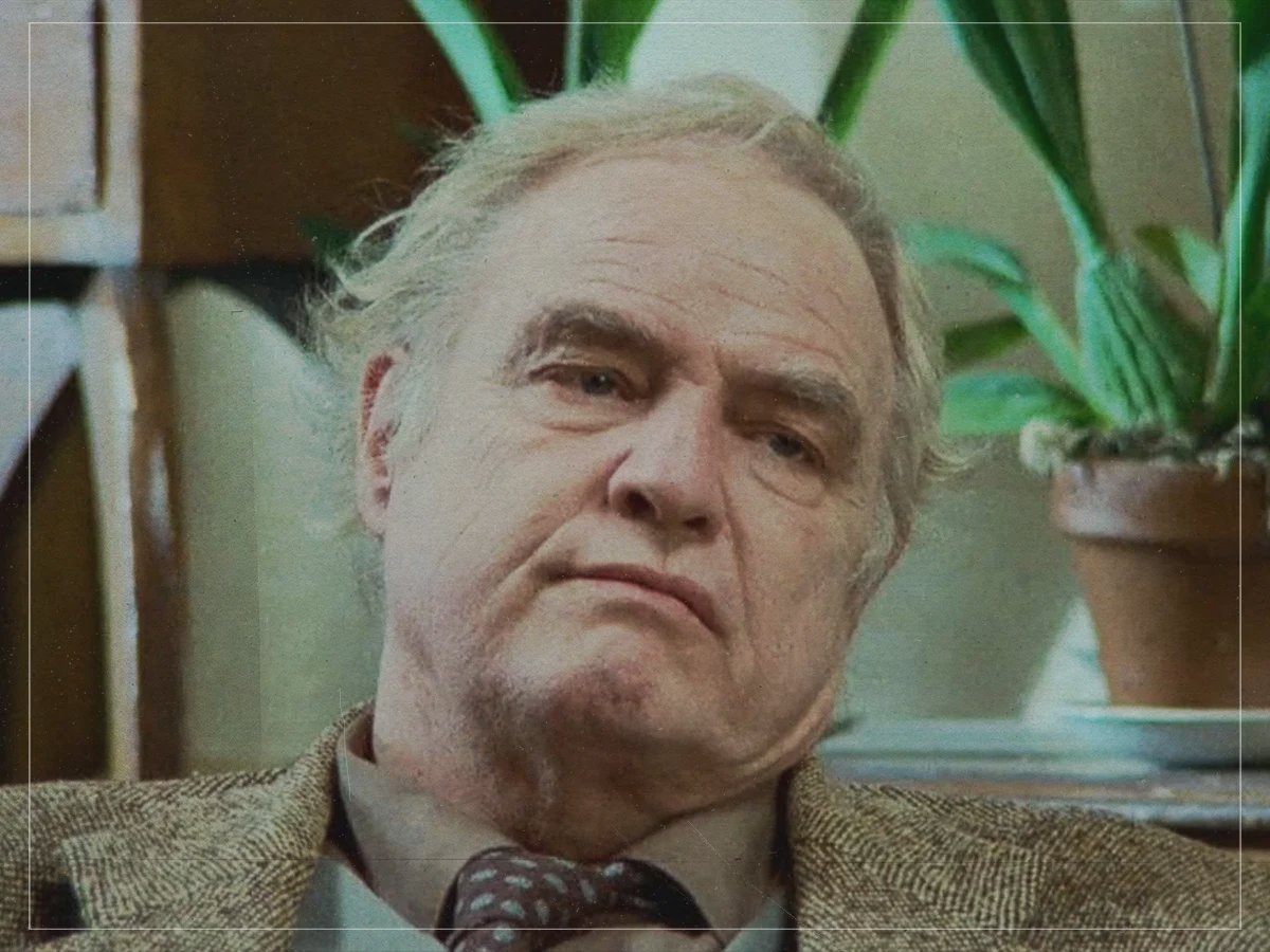 Marlon Brando em uma pose pensativa durante as filmagens