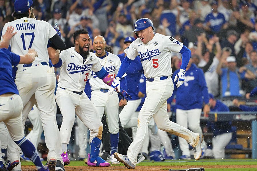 ドジャースの選手が劇的な逆転勝利後に喜び合う瞬間