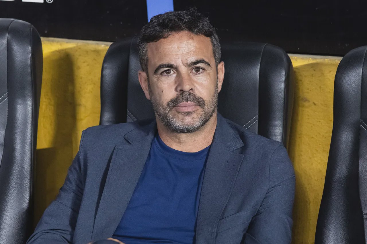 Walace em momento de tensão no gramado