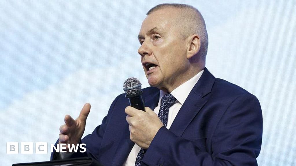 Willie Walsh, próximo CEO de IndiGo, habla en una conferencia de aviación
