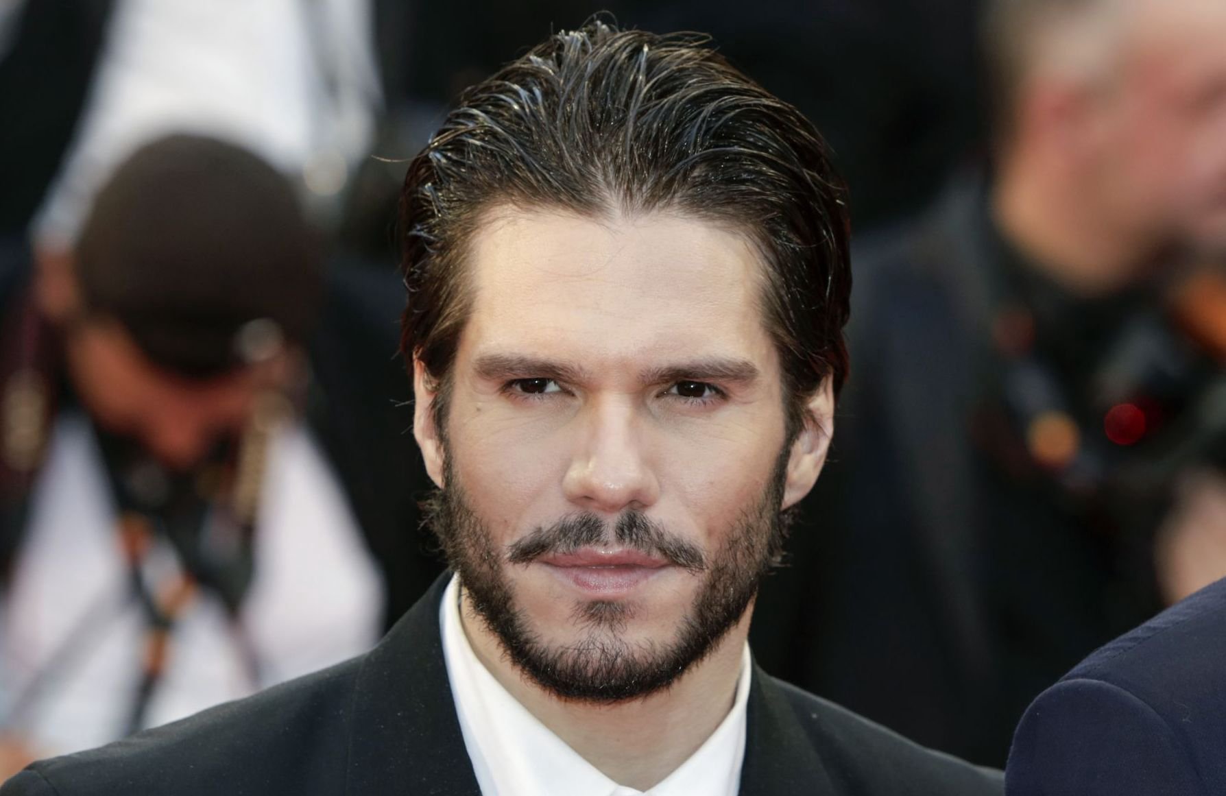 François Civil and Kit Harington in the series A Tale of Two Cities