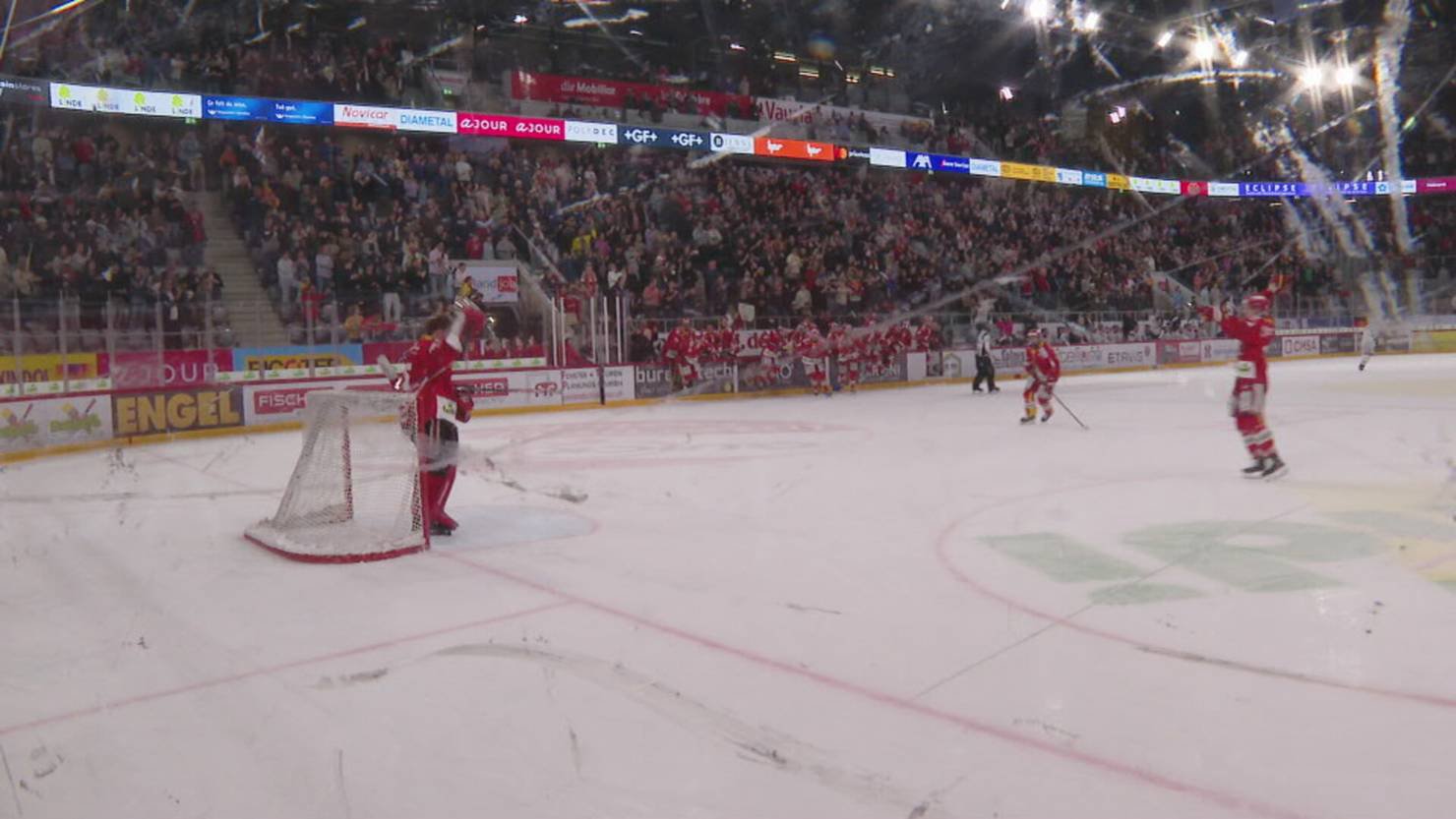 Jubelnde EHC Biel Junioren nach dem Meistertitel