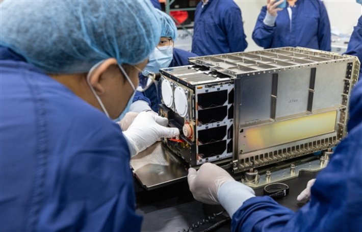 Visualisierung einer Mondbasis und aktuelle Aufnahmen der Erkundung