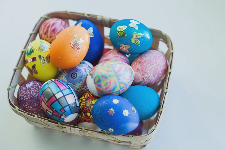 Paasstilleven met beschilderde eieren en gele bloemen