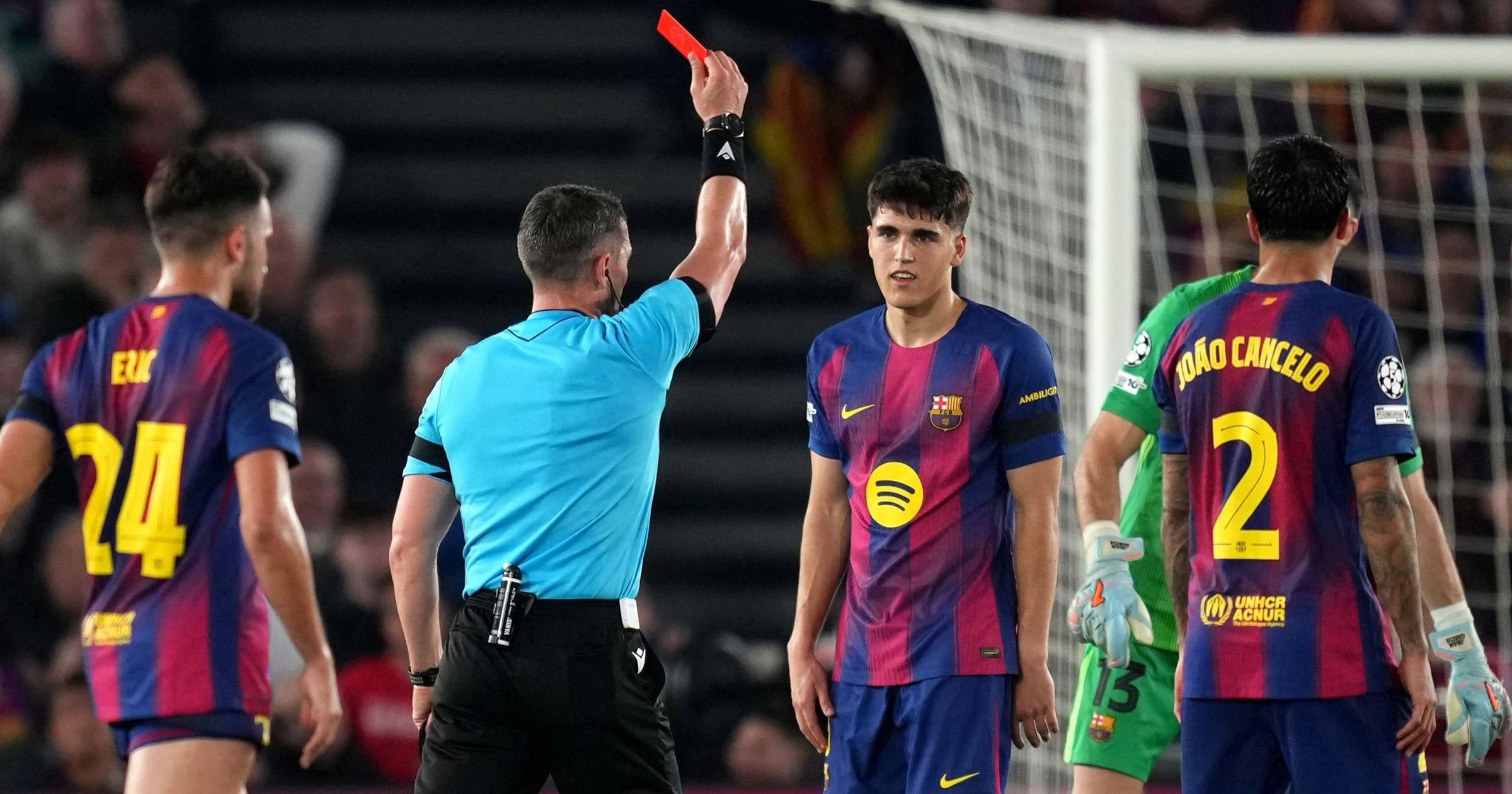 Pau Cubarsí verlaat het veld na een rode kaart