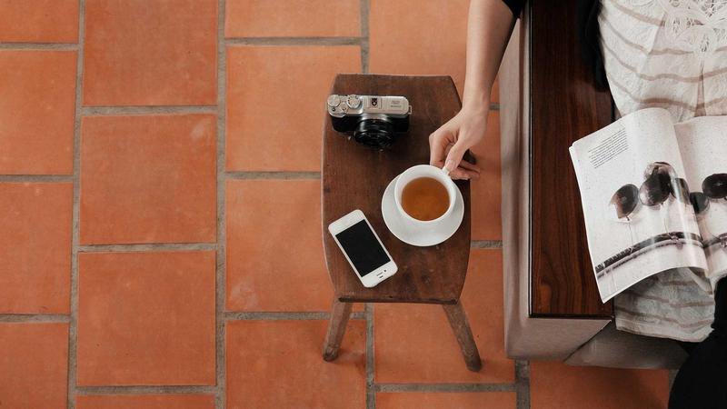 Moderner Stadtbus in der Schweiz mit klaren Fahrplananzeigen