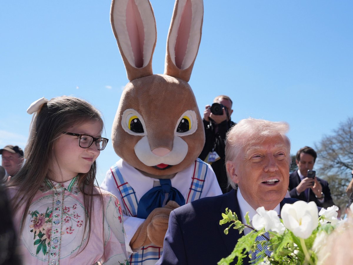 Trump e il coniglio gigante alla Casa Bianca durante l'Easter Egg Roll