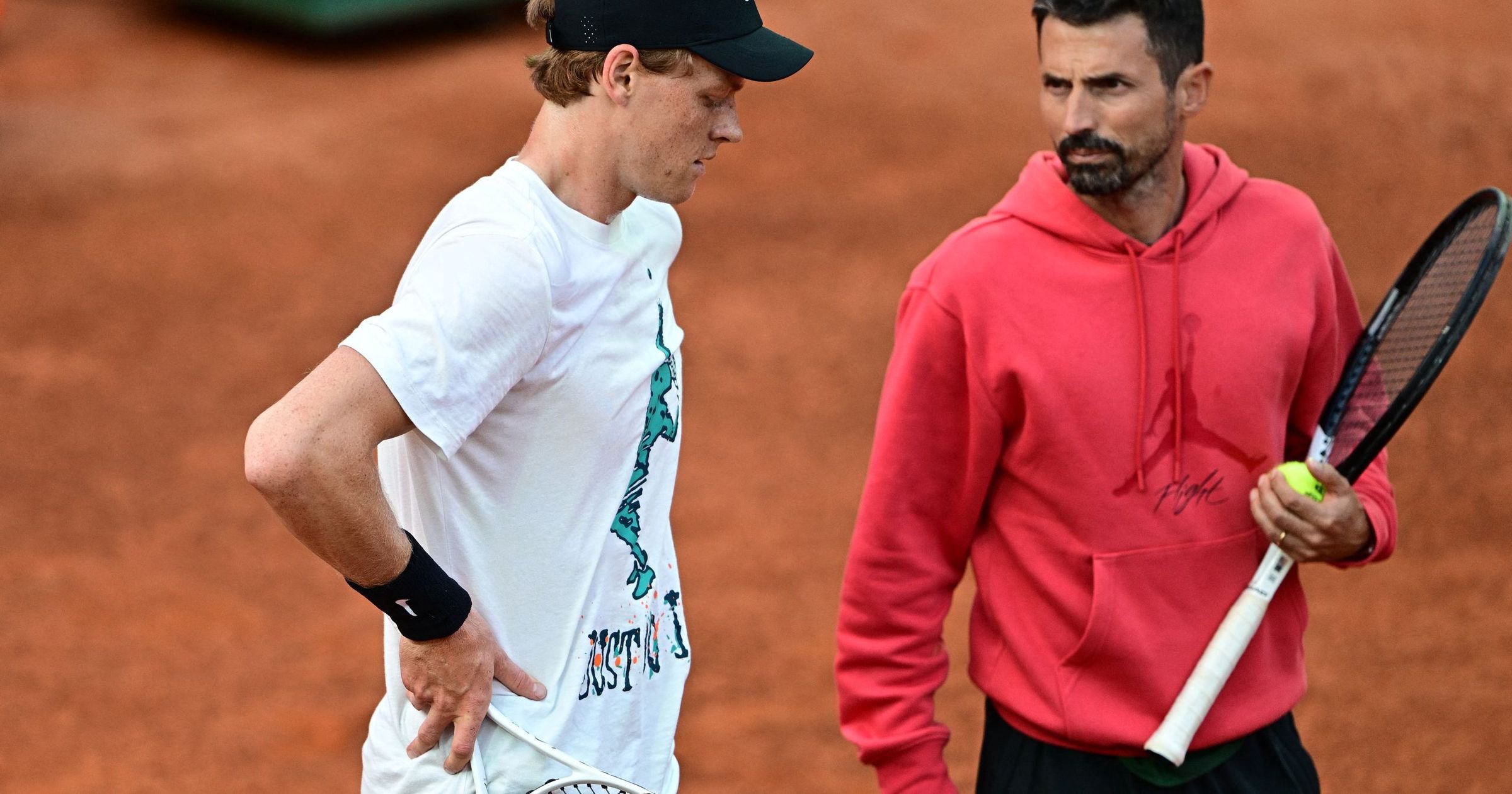 Simone Vagnozzi og Jannik Sinner under turneringen i Monte Carlo