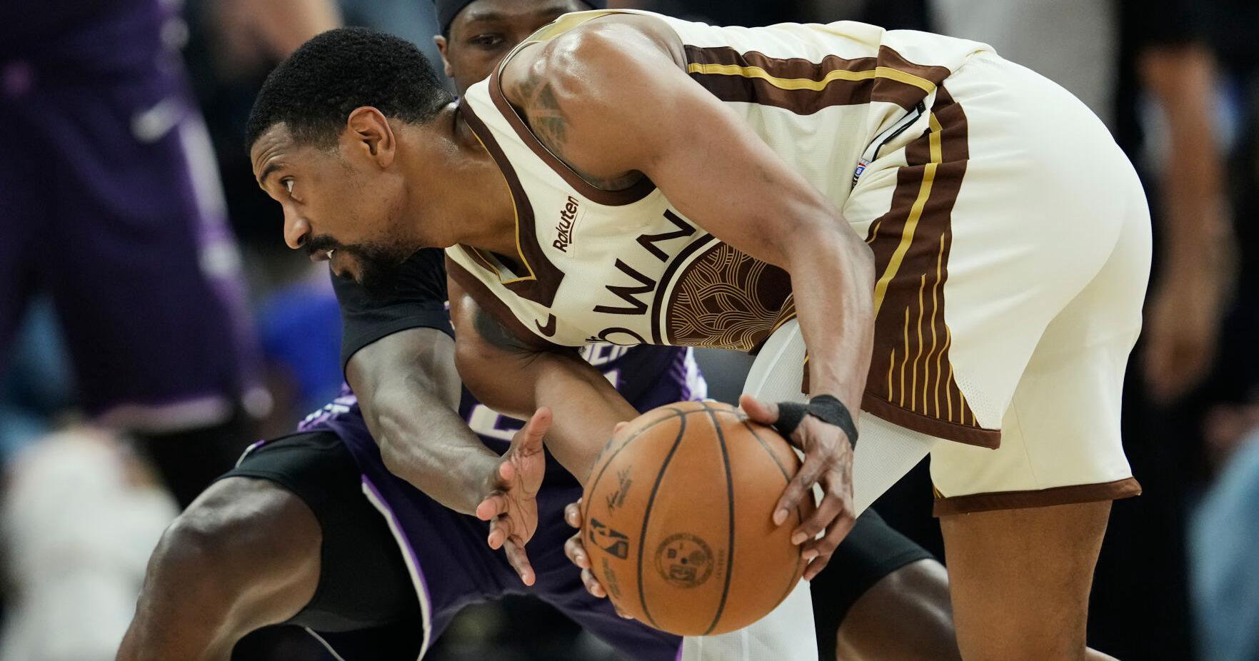 Stephen Curry dribbling during warmups