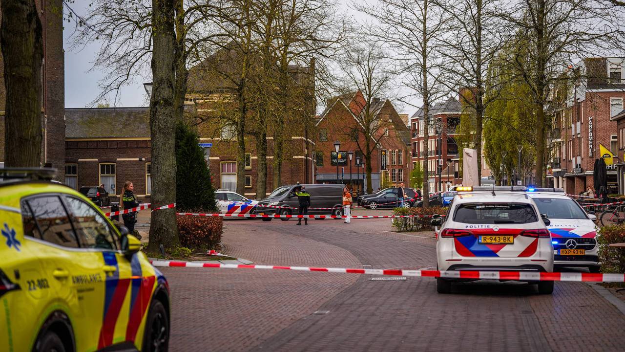 Politi og ambulance ved knivstikkeri i centrum af Best