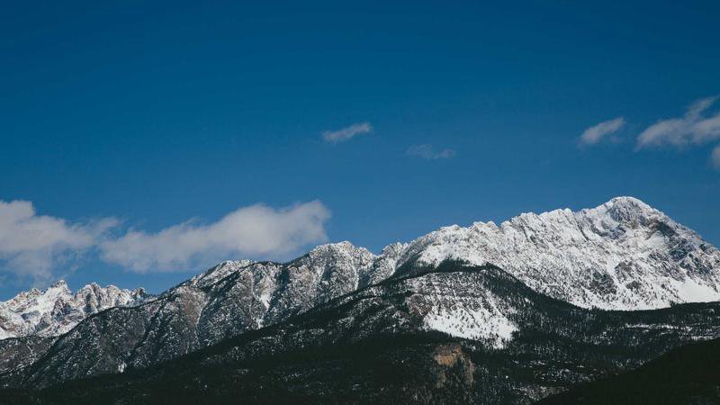 Cielos despejados sobre Córdoba con campos de olivos