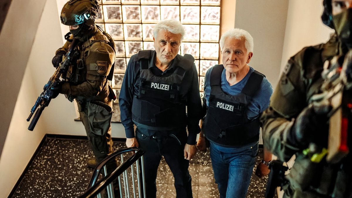 Szenenbild aus dem Münchner Tatort Unvergänglich mit den Kommissaren Batic und Leitmayr