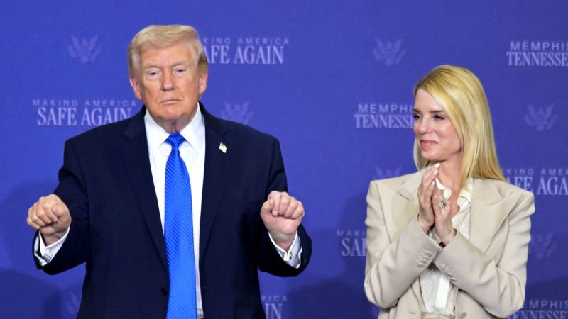 Pam Bondi durante il suo ultimo periodo come Attorney General