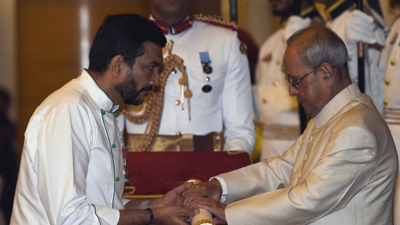 Chef Sanjeev Kapoor receiving Padma Shri from former President Pranab Mukherjee in his chef coat