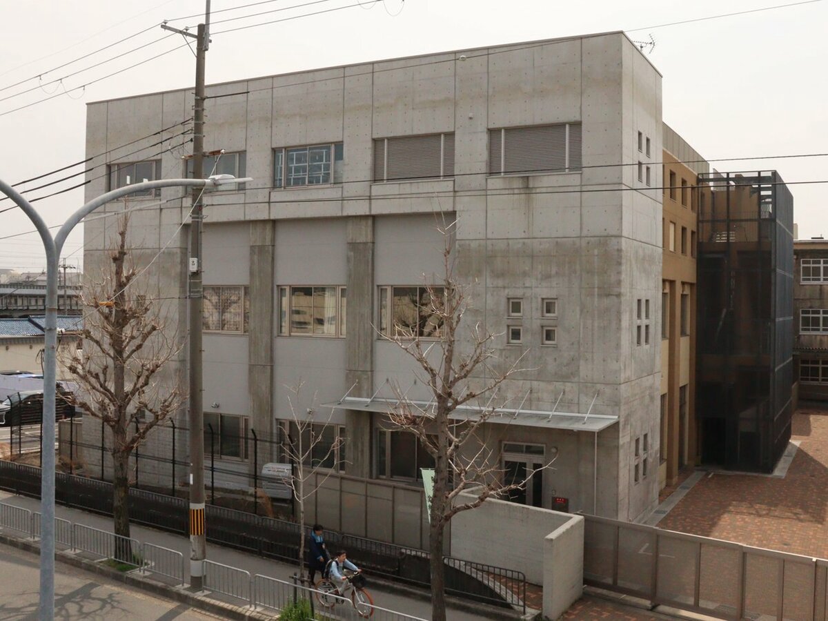 De grote trap en centrale gang van Kyoto Station